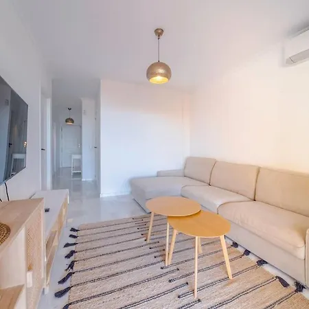 2 Bed Apartment, Big Terrace, Pool, Views + Beach! Appartement